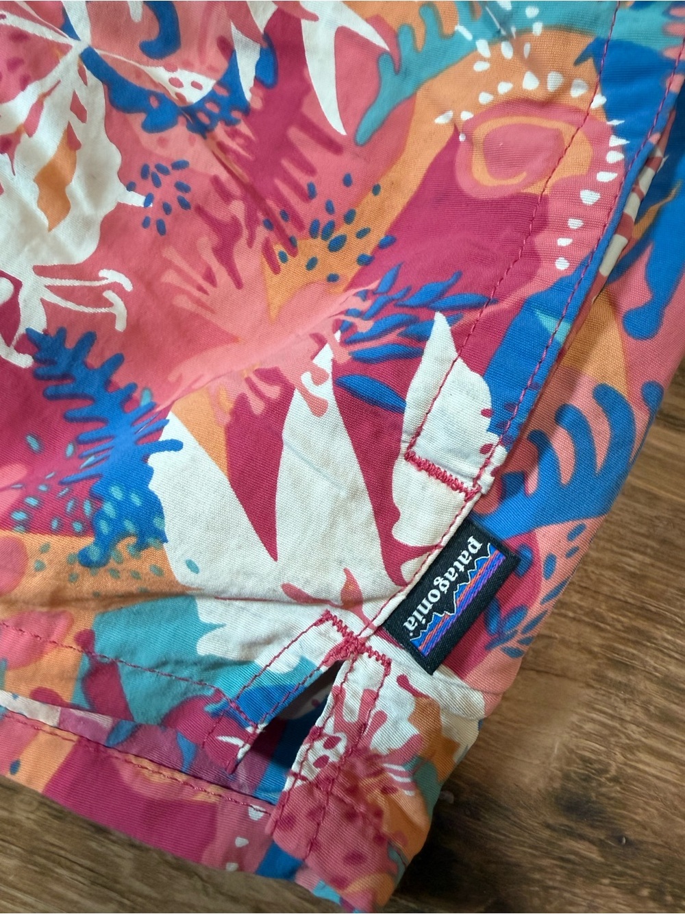 Patagonia Barely Baggies Shorts Women S Wild Waratah RF Pink Floral 2.5" - Picture 3 of 6